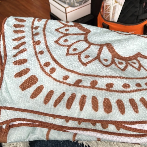 COPY - ViX Paula Hermanny Lotus Towel. New! 100% Polyester. Never used! - Picture 4 of 5